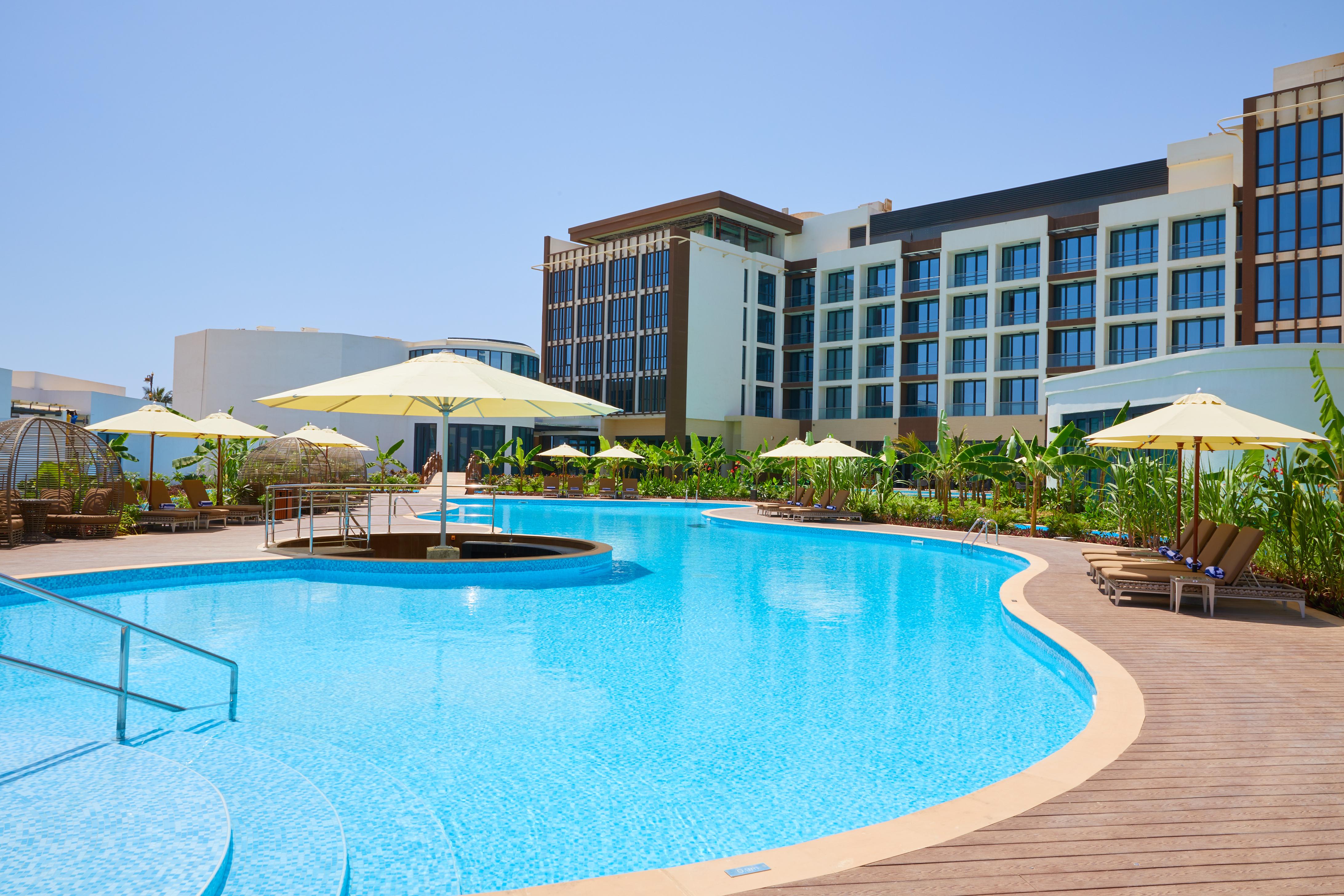Millennium Resort Salalah Zewnętrze zdjęcie The swimming pool at the hotel