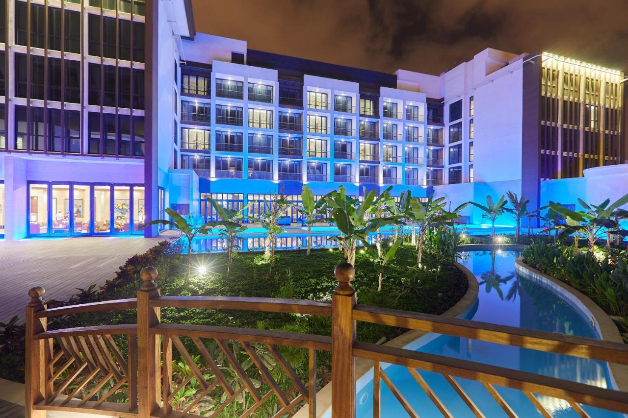 Millennium Resort Salalah Zewnętrze zdjęcie The hotel at night